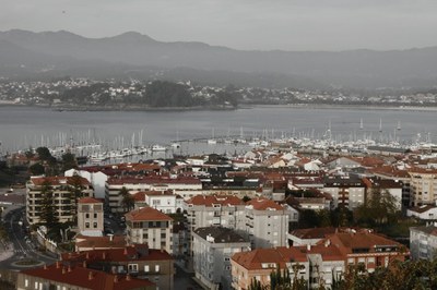 The travel lift at Clarkes Court Boatyard with a yacht on the lift and two catermarans on the dock.